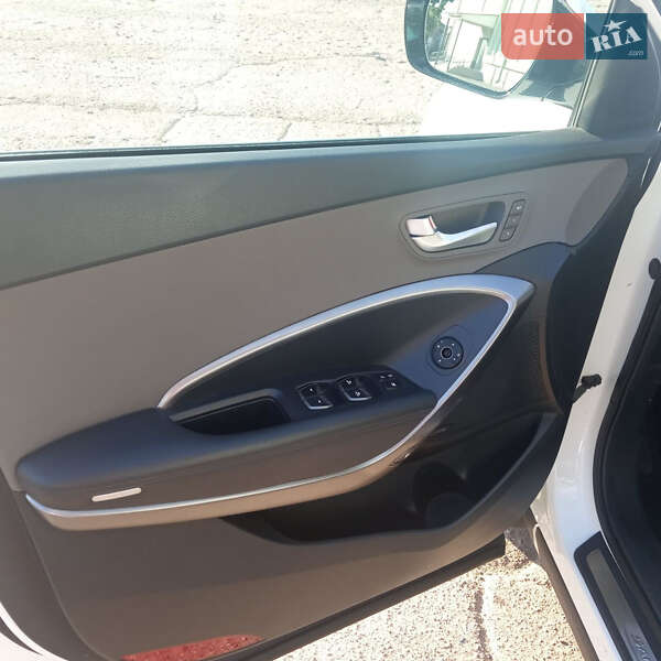 Позашляховик / Кросовер Hyundai Santa FE 2016 в Мені