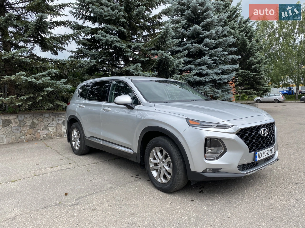 Продам Hyundai Santa Fe Sel комплектації. Авто ремонтувалося на спеціалізованому СТО. Всі замінені запчастини оригінальні. Машина повністю справна, 2018 року випуску, модельний ряд 2019 року з пробігом 70000 км. Пробіг Україною становить близько 1500 км, тому що в сім'ї є ще автомобіль.