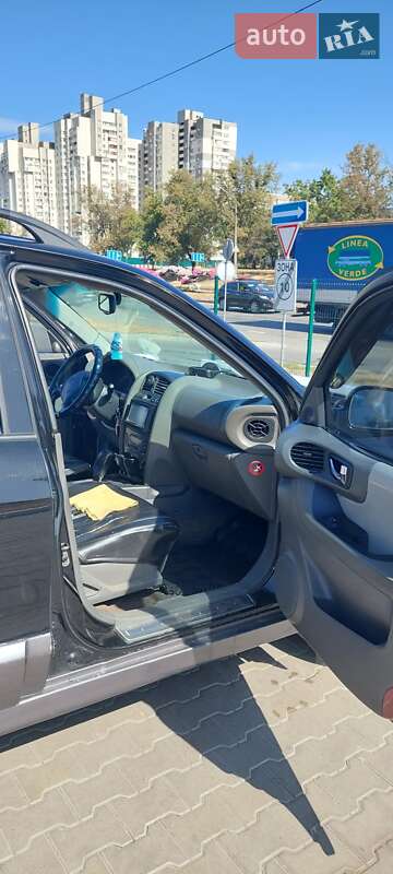 Внедорожник / Кроссовер Hyundai Santa FE 2005 в Киеве