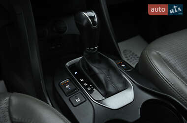 Внедорожник / Кроссовер Hyundai Santa FE 2013 в 