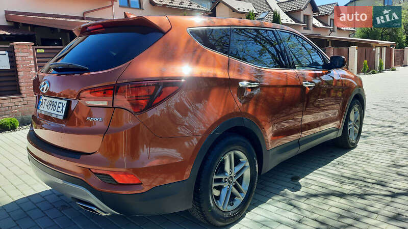 Внедорожник / Кроссовер Hyundai Santa FE 2016 в 