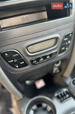 Позашляховик / Кросовер Hyundai Santa FE 2004 в 