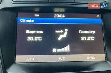 Внедорожник / Кроссовер Hyundai Santa FE 2015 в 