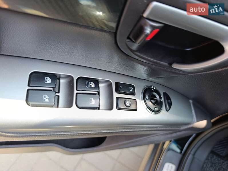 Позашляховик / Кросовер Hyundai Santa FE 2011 в Луцьку