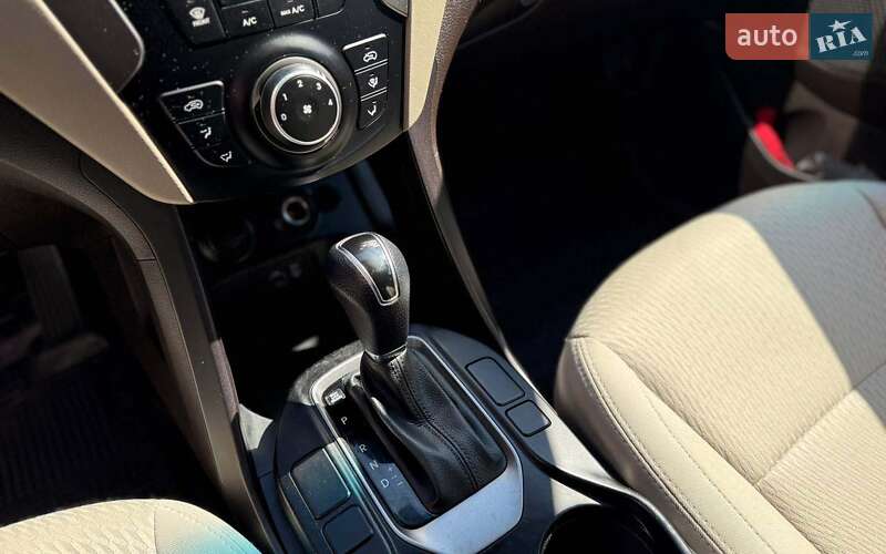 Позашляховик / Кросовер Hyundai Santa FE 2017 в Чернівцях