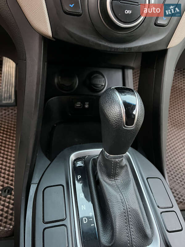 Внедорожник / Кроссовер Hyundai Santa FE 2016 в Борщеве