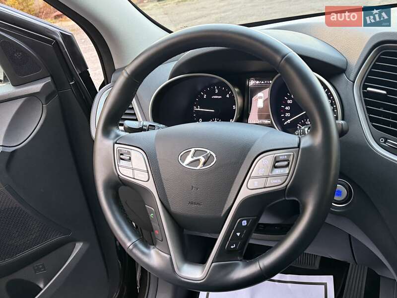 Внедорожник / Кроссовер Hyundai Santa FE 2016 в Гнивани