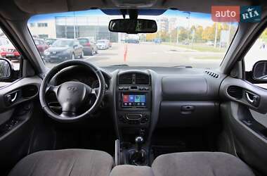 Внедорожник / Кроссовер Hyundai Santa FE 2005 в 