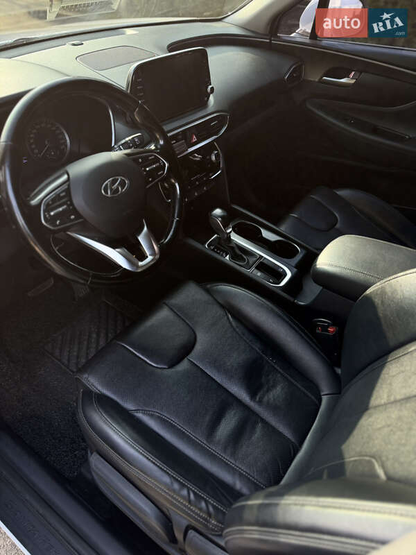 Внедорожник / Кроссовер Hyundai Santa FE 2019 в Краснограде