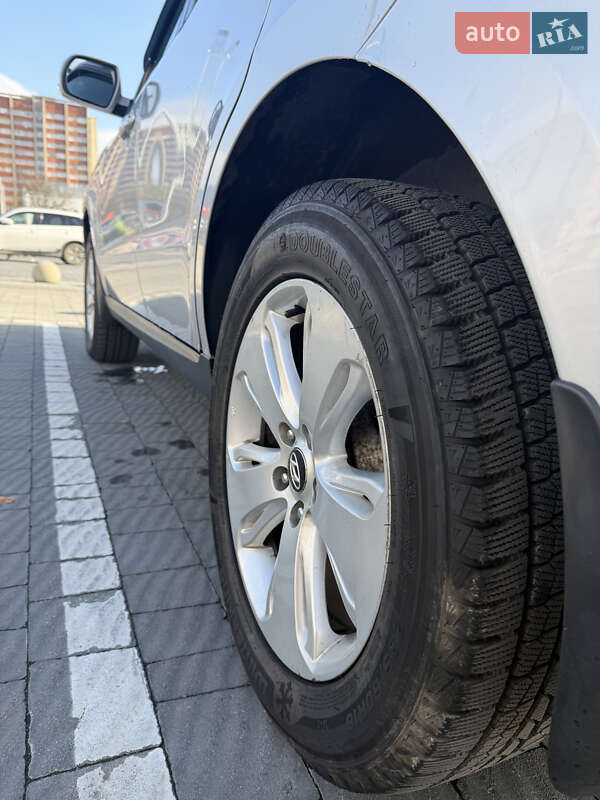 Внедорожник / Кроссовер Hyundai Santa FE 2012 в Львове