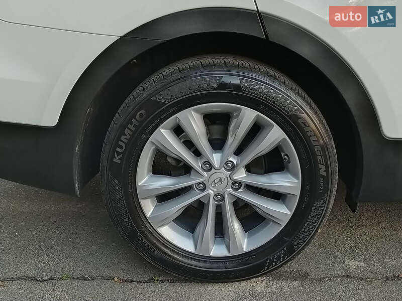 Внедорожник / Кроссовер Hyundai Santa FE 2016 в Киеве