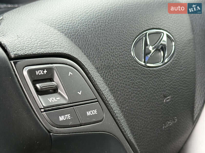 Внедорожник / Кроссовер Hyundai Santa FE 2016 в Ровно