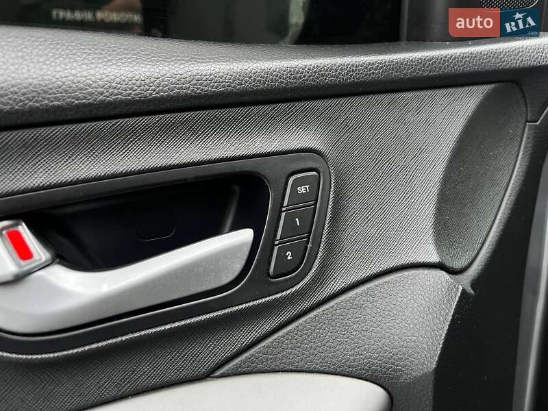 Внедорожник / Кроссовер Hyundai Santa FE 2017 в Киеве