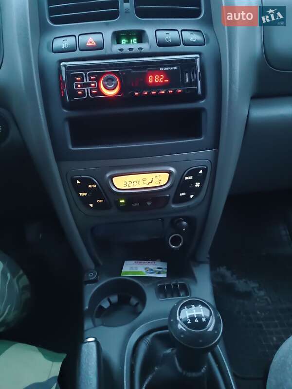 Внедорожник / Кроссовер Hyundai Santa FE 2004 в Хусте