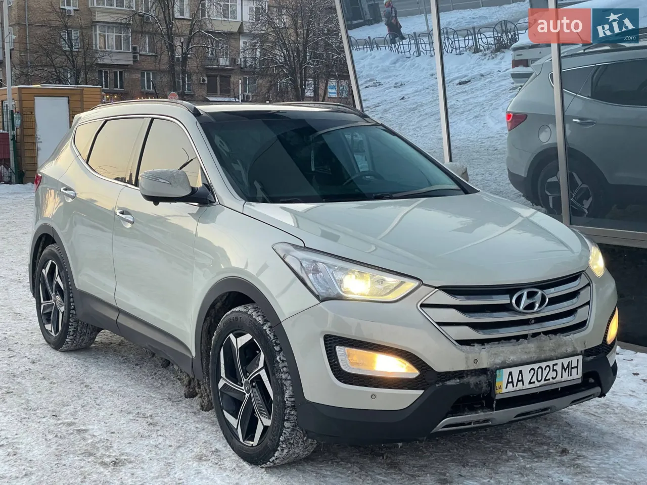 Hyundai Santa Fe 2012 року з дизельним двигуном та автоматичною коробкою передач. Повний привід робить автомобіль універсальним для щоденного використання, поїздок трасою та складніших дорожніх умов.. Авто обладнаний 2.2 літровим дизельним на 197 к.с. двигуном.
Авто має пробіг – 313 тис. км. Останнє ТО проведене на 310 тис. км. Мастило в КПП замінене на 311 тис. км. Авто з Кореї. Та має дуже хорошу комплектацію

Комплектація
– Клімат-контроль
– Електросидіння з підігрівом і вентиляцією
– Підігрів керма
– Панорама
– Круїз-контроль
– Аудіосистема Actune
– Мультикермо
– Камери 360
– Парткроніки
– Автономний обігрівач Webasto
– Безключовий доступ
– CarPlay
– Навігація
– Шкіряний салон
– Диски R19

Можливий обмін на Ваш автомобіль
Можлива оплата на карту банку
Можливий продаж у кредит або лізинг

Переглянути автомобіль можна за адресою:
Київ, бульвар Миколи Міхновського, 23 (м. Звіринецька).