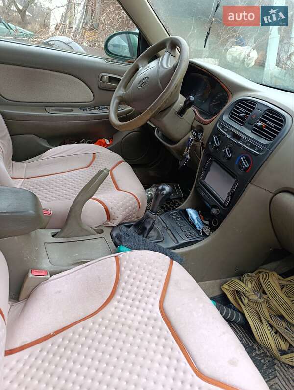 Седан Hyundai Sonata 2000 в Остер