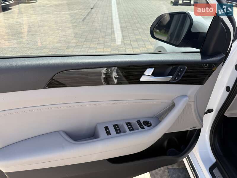 Седан Hyundai Sonata 2015 в Ужгороде