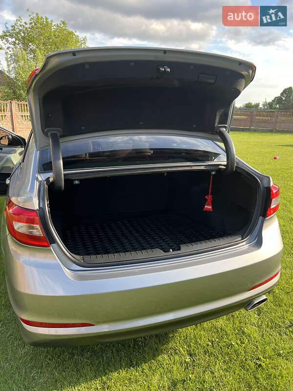 Седан Hyundai Sonata 2015 в Глобине