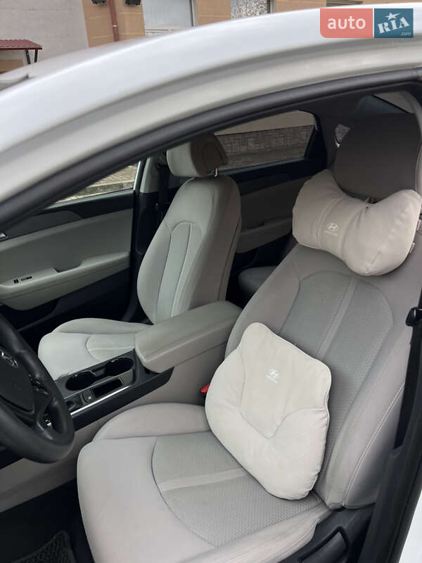 Седан Hyundai Sonata 2016 в Калуше