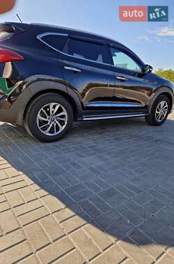 Внедорожник / Кроссовер Hyundai Tucson 2016 в 