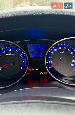 Внедорожник / Кроссовер Hyundai Tucson 2011 в 