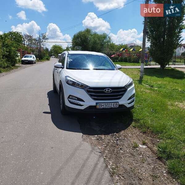 Внедорожник / Кроссовер Hyundai Tucson 2016 в 