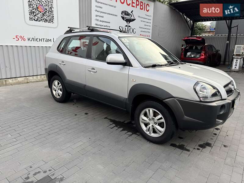 Внедорожник / Кроссовер Hyundai Tucson 2011 в 