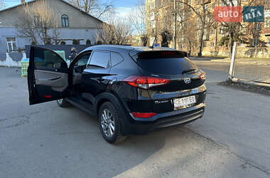 Внедорожник / Кроссовер Hyundai Tucson 2015 в 