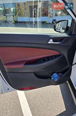 Внедорожник / Кроссовер Hyundai Tucson 2017 в 