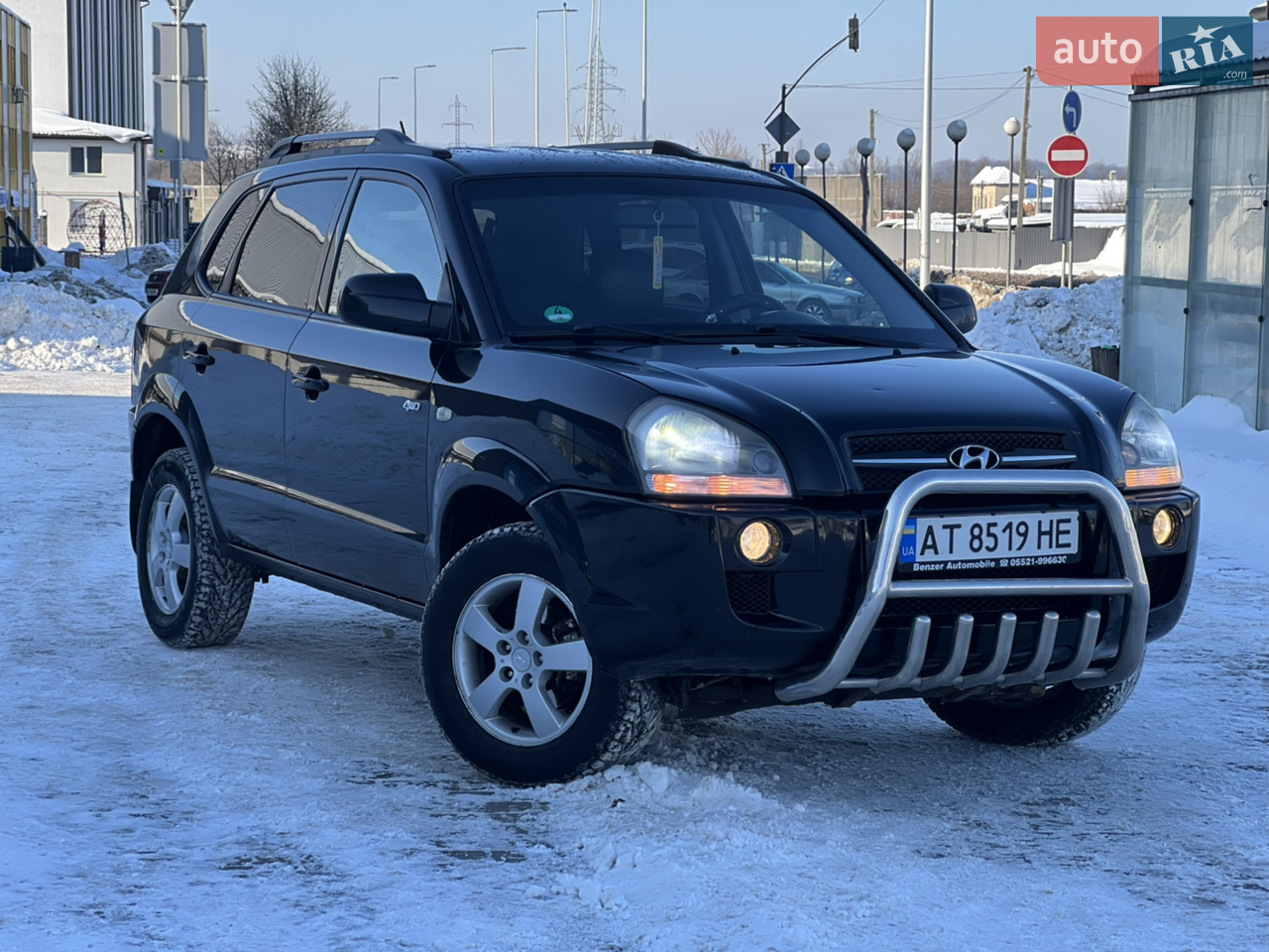 Продам Hyundai Tucson 2017 року, дизель 2.0, механічна коробка передач (6-ступенева).

Технічний стан:
	•	Автомобіль повністю обслужений
	•	Двигун і ходова частина без зауважень
	•	Всі масла та фільтри замінені
	•	Авто обслуговувалося виключно на сервісі
	•	У власності 3 роки

Кузов:
	•	Без  ДТП

Експлуатація:
	•	Автомобілем користувалася дівчина
	•	Акуратна їзда

Комплектація:
	•	Шкіряний салон
	•	Клімат-контроль
	•	Підігрів сидінь
	•	Майже максимальна комплектація
	•	Встановлений фаркоп

Додатково:
	•	Два комплекти резини
	•	нова зимова
	•	літня
	•	Авто не потребує вкладень, сів і поїхав