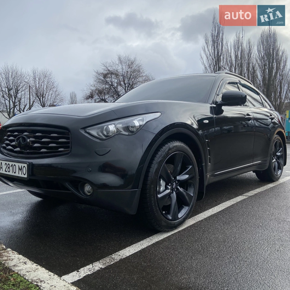 Продаю Infiniti FX37S в найідеальнішому стані, який тільки може бути на ці роки. Другий власник. Технічно - ідеал. Уся історія мого володіння підтверджена актами на ID Service. Можете їм подзвонити, дозволяю взяти всю історію обслуговування навіть без мене. Після купівлі одразу перебрав у них усе в коло. Усі рідини, колодки, усю підвіску, все з нуля. Диски перфоровані, а колісні диски пофарбовані в чорний. Машина вся в антихромі. Чорний красень. Лакофарбове в хорошому стані, на свої роки вогонь. Фари в плівці, стопи в тонувальній плівці. Підвіска вся на новому якісному поліуретані, до речі. Прокладка кришки профілактично замінена на металізовану, якщо ви в темі. Резина і літо, і зима, кожна проїздила лише по 1 сезону. Після кожної мийки натирається чорнінням в 2 проходи. Нещодавно поставив дорогий італійський газ з постійним довпорскуванням 2-3% бензу. Бенз - виключно UPG100 або Grand Petrol 98+. Газ виключно у них же. Катаюся то на газу, то на бензині, газ потрібен більше як мультипаливо, якщо раптом норм бенз пропаде… Впевнений, що такого фініка в Україні немає. Пробіг 163к, не змотаний ані на сантиметр. По стану все побачите. Дуже збережений салон на свій вік. Шкіра чиститься і змащується кондиціонером. Зробив навесні повну хімчистку, знімали навіть сидіння. Вживу виглядає дуже дорого. Кожна кнопка працює. Вся затонована. Лобове - атермальна якісна плівка, щоб влітку було по кайфу. Акумулятору рік. Музика - вогонь, саб Bose в багажнику. В фари поставив led, щоб світило як треба. Вбудована навігація, сенсорний дисплей. Камери 360. Сигналка з міткою, ставив при покупці. В ніштяки вкладав, не шкодуючи, технічно недорога в обслуговуванні, за цей час нічого з мене не витягла. Постійний повний привід. 333 породистих японських коней. Коробка - звичайний надійний гідротрансформатор на 7 ст. Колеса - 21 дюйм. Гальма - посилені, як в FX50. Сидіння з боковою підтримкою спини і бедер з підкачкою. За авто соромно не буде. Без торгу. Взагалі. Перекупи, помічники - не турбувати