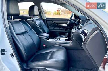 Седан Infiniti M25 2012 в 