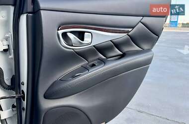 Седан Infiniti M25 2012 в 