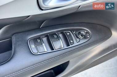 Седан Infiniti M25 2012 в 