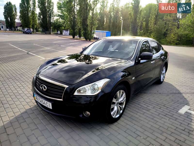 Седан Infiniti M25 2012 в 
