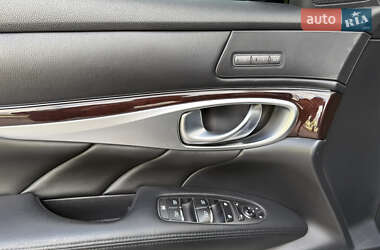 Седан Infiniti M25 2012 в 