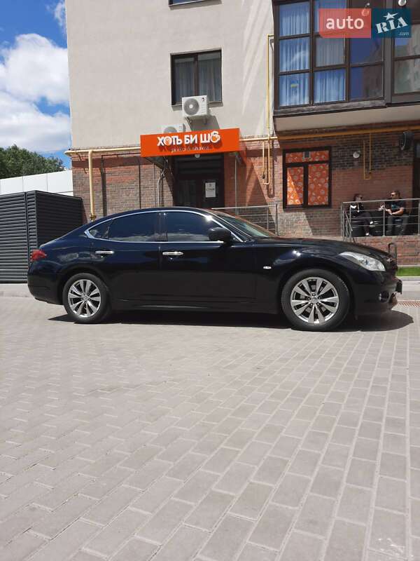 Седан Infiniti M25 2013 в 