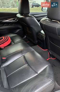 Седан Infiniti M25 2013 в 