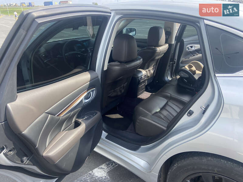 Седан Infiniti M30 2011 в Львові