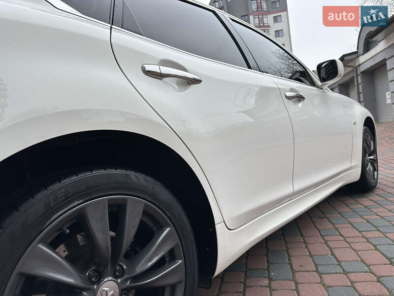 Седан Infiniti M37 2013 в Ивано-Франковске