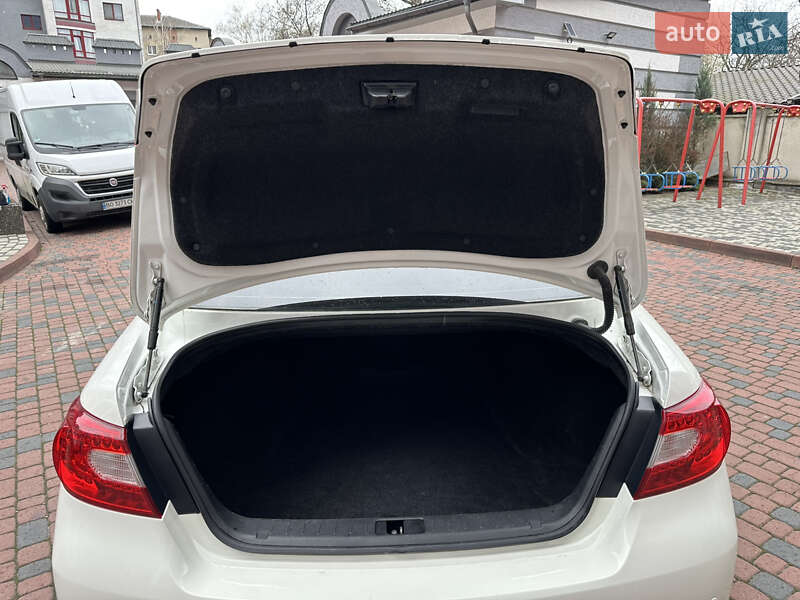 Седан Infiniti M37 2013 в Ивано-Франковске