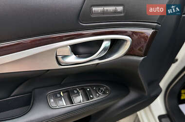Седан Infiniti M37 2010 в 
