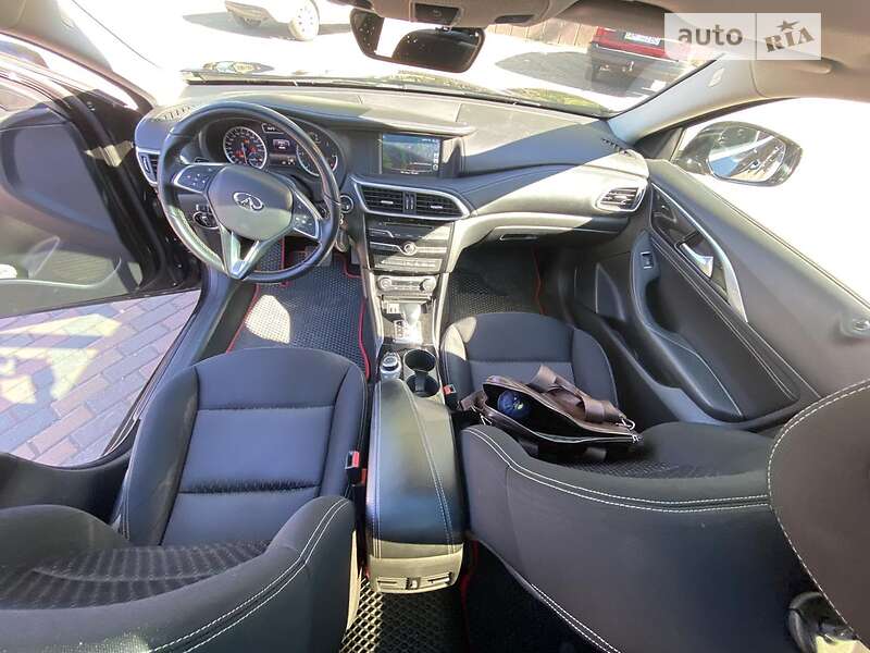 Позашляховик / Кросовер Infiniti Q30 2016 в Звягелі