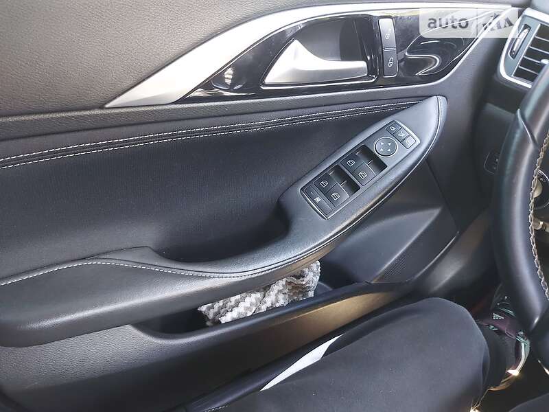 Позашляховик / Кросовер Infiniti Q30 2016 в Звягелі