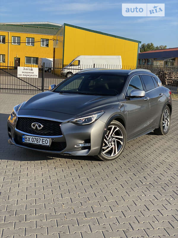 Infiniti Q30 2016