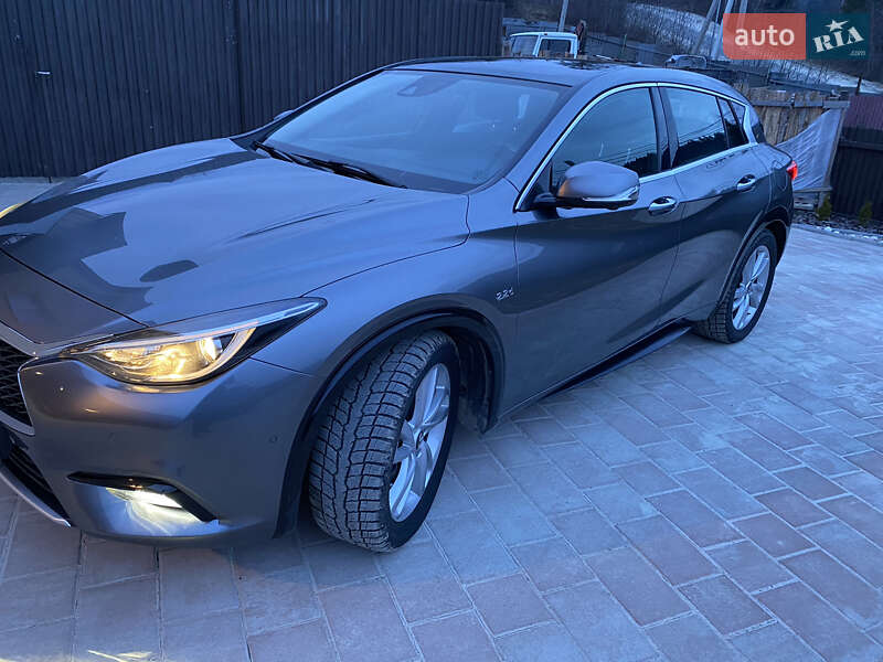 Хэтчбек Infiniti Q30 2016 в Бориславе