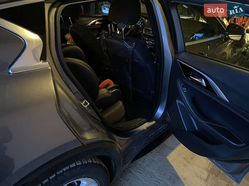 Хэтчбек Infiniti Q30 2016 в Бориславе