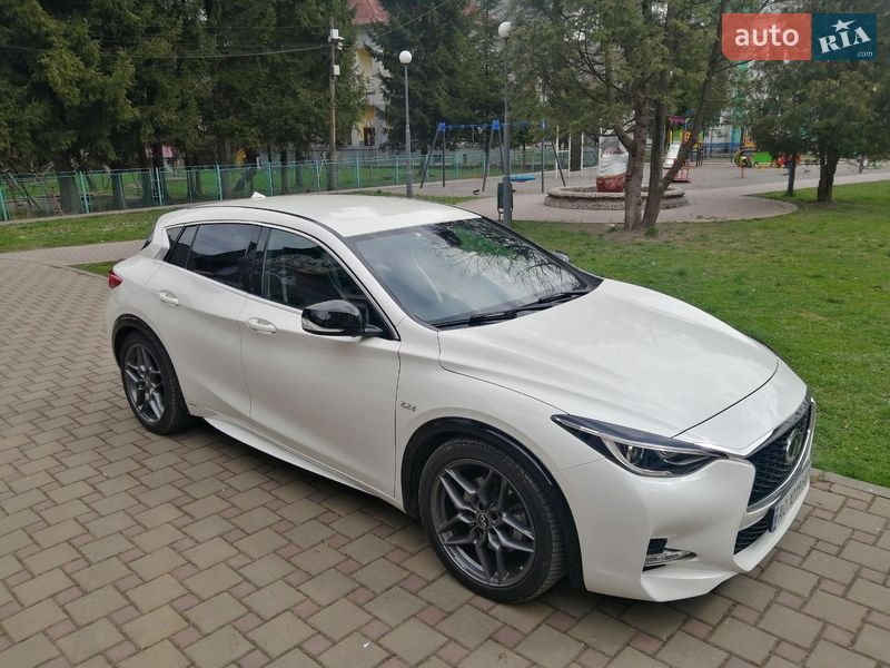 Infiniti Q30 2016