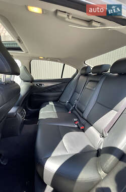Седан Infiniti Q50 2015 в 