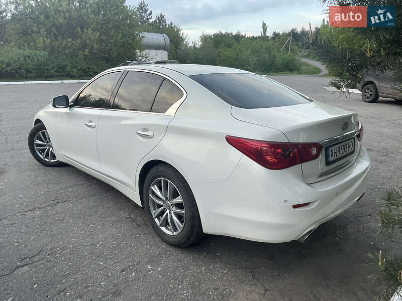 Седан Infiniti Q50 2015 в Близнюках
